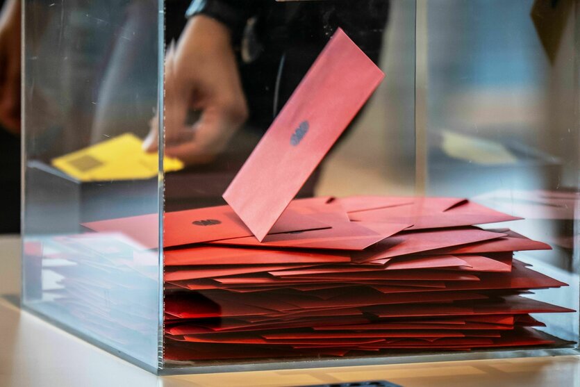 Abgeordnete werfen ihre Stimmzettel in die Wahlurnen im Bundestag für die namentliche Abstimmung von Richtern und Richterinnen am Bundesverfassungsgericht