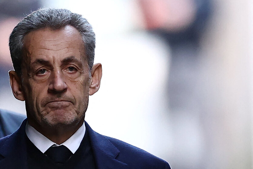 Nicolas Sarkozy mit leerem Blick in die Ferne starrend