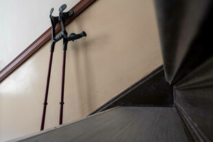 Gehhilfen und Treppen in einem Hausflur