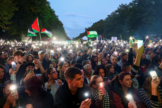 Demonstranten zünden während der Kundgebung „All eyes on Gaza“ in Berlin die Taschenlampen ihrer Mobiltelefone an.