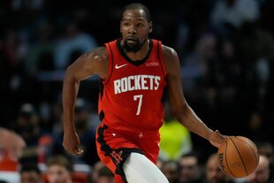 Kevin Durant im roten Trikot der Rockets beim Dribbling