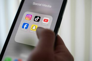 Ein Handy mit Social -Media-App-Icons darauf