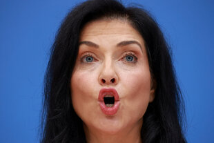 Bundeswirtschaftsministerin Katherina Reiche (CDU) spitzt die Lippen
