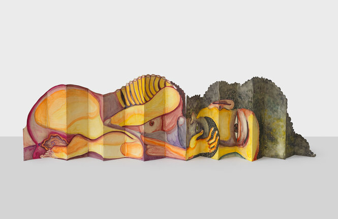 liegende nackte Frau umarmt kleineren Mann (vielfarbige Zeichnung, Leporello)