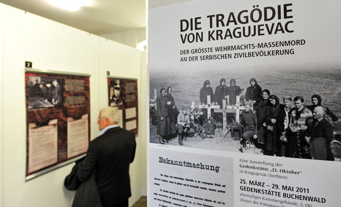 Schautafel in einer Ausstellung über "Die Tragödie von Kragujevac"