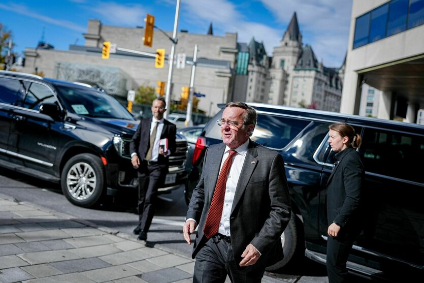 Boris Pistorius vor Dienstlimousinen in Ottawa