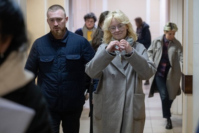Diana Loginowa auf dem WEg zu einer Gerichtsverhandlung