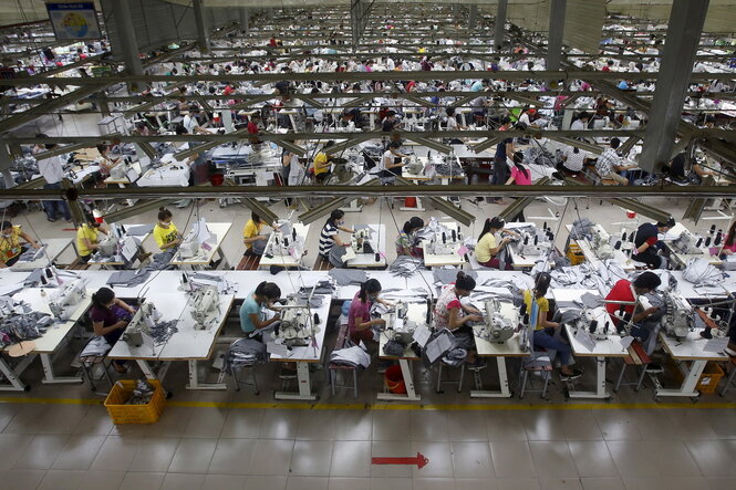 In einer Fabrik in Vietnam arbeiten Hunderte Näher*innen für Adidas