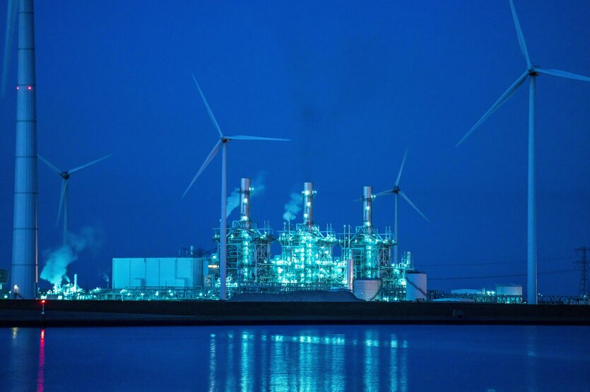 Das Gaskraftwerk Magnum zur baluen Stunde mit Windrädern im Seehafen von Eemshaven