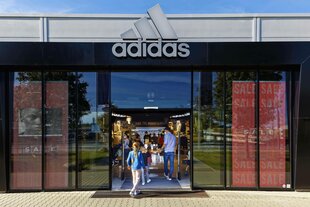 Kunden betreten Adidas Brand Store in Herzogenaurach