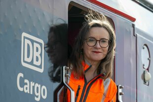 Sigrid Nikutta an der Tür eines DB-Cargo Zuges