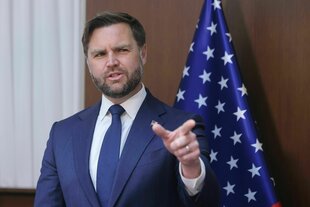 JD Vance gestikuliert