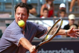 Tennisspieler Thomas Emmrich spielt einen Rückhandvolley