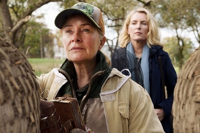 Charlotte Lindholm (Maria Furtwängler, r.) fühlt Biohof-Inhaberin Marlies Feldhusen (Lina Wendel, l.) auf den Zahn