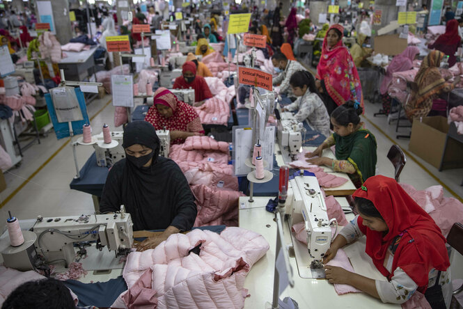 Näherinnen in einer Textilfabrik in Bangladesh