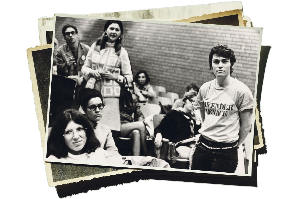 Ein Stapel mit Bildern.