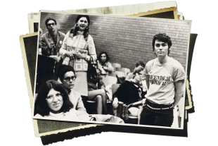 Ein Stapel mit Bildern.