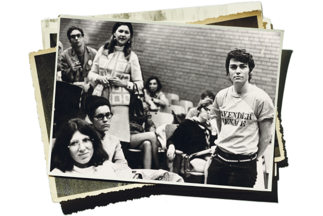 Ein Stapel mit Bildern.