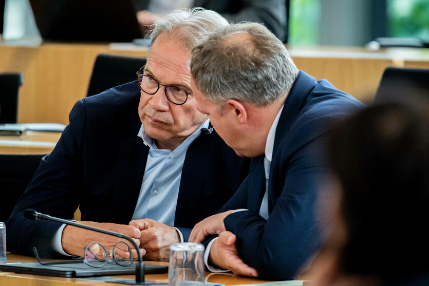 Der Thüringer Innenminister Georg Maier( links) im Gespräch mit dem Thüringer Ministerpräsident Mario Voigt