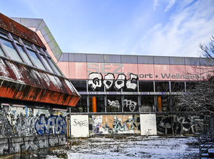 Besprayte Fassade des Sport- und Erholungszentrum (SEZ) an der Landsberger Allee.