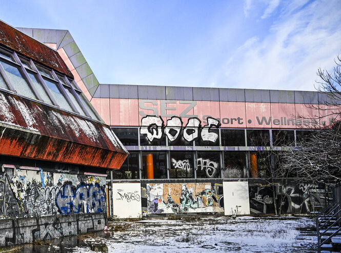 Besprayte Fassade des Sport- und Erholungszentrum (SEZ) an der Landsberger Allee.