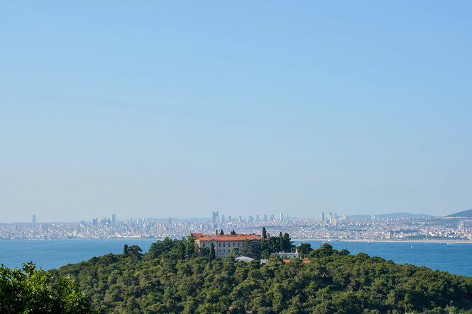 Gebäude auf einem Hügel