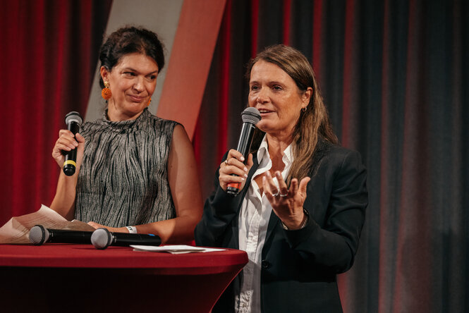 Zwei Frauen stehen nebeneinander