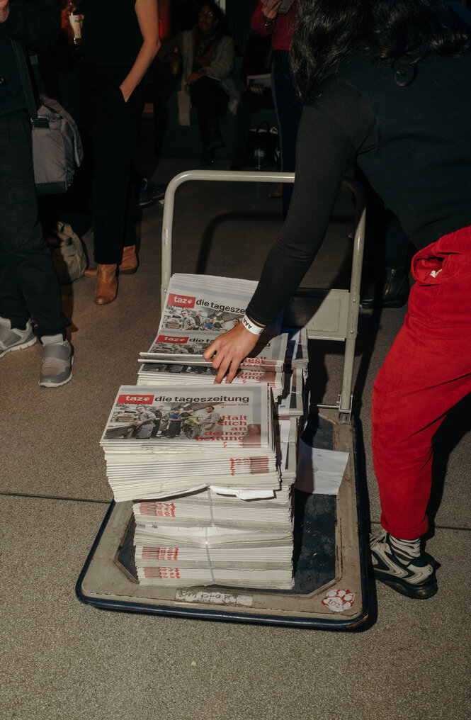 Zeitungsstapel auf einem Bollerwagen