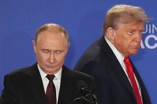 Putin und Trump vor blauem Hintergrund