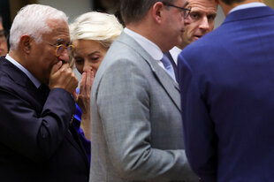 Der Präsident des Europäischen Rates, António Costa, und die Präsidentin der Europäischen Kommission, Ursula von der Leyen, unterhalten sich während des Gipfeltreffens der Staats- und Regierungschefs der Europäischen Union in Brüssel.