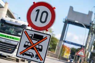 Blick auf ein Verkehrsschild vor der Ziegelgrabenbrücke. Die Ziegelgrabenbrücke zur Insel Dänholm ist derzeit nur mit 10 km/h befahrbar, um Erschütterungen zu vermeiden