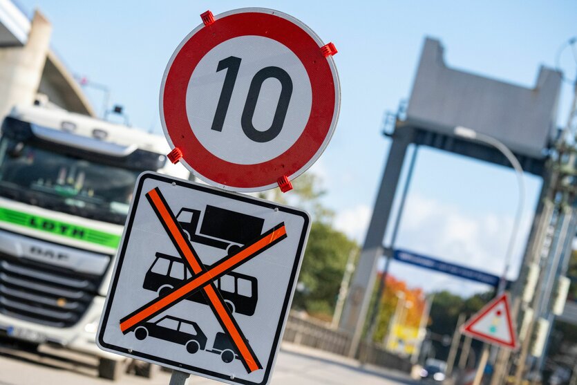 Blick auf ein Verkehrsschild vor der Ziegelgrabenbrücke. Die Ziegelgrabenbrücke zur Insel Dänholm ist derzeit nur mit 10 km/h befahrbar, um Erschütterungen zu vermeiden