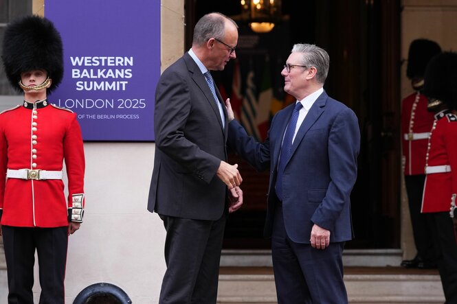 Zwei Männer in Anzügen (Friedrich Merz und Keir Starmer) begrüßen sich in London
