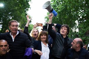 Javier Milei mit Megaphon im Wahlkampf