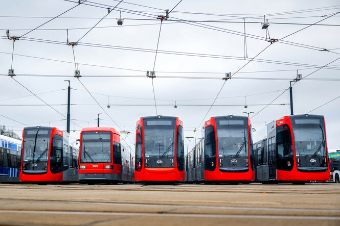 fünf Straßenbahnen stehen nebeneinander