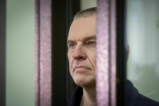 Andrzej Poczobut steht hinter Gitterstäben