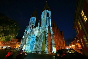 Farbig beleuchtet ist die Divi-Blasii-Kirche in Mühlhausen