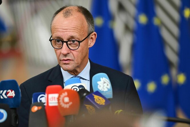 Bundeskanzler Friedrich merz (CDU) spricht mit den Medien, als er zu einem EU-Gipfel im Gebäude des Europäischen Rates eintrifft.