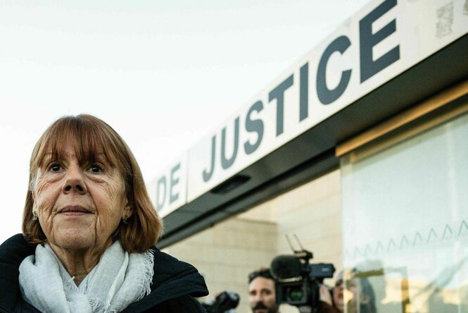 Gisele Pelicot im Vordergrund links, hinter ihr steht "de Justice" auf einem Gerichtsgebäude geschrieben