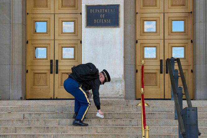 Eine Ehrengarde des Pentagon schrubt die Treppen des selbigen