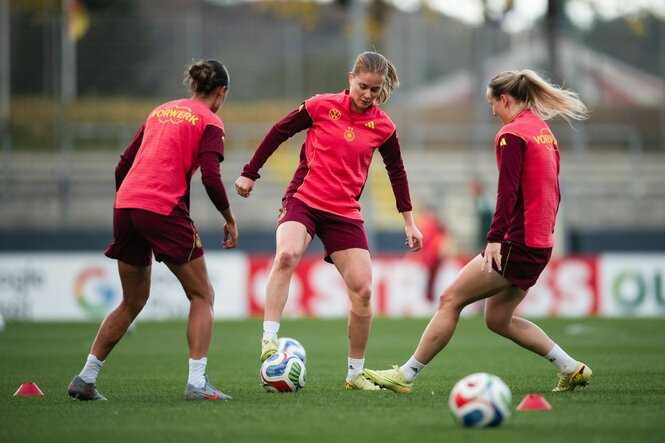 Drei Spielerinnen trainieren mit Ball