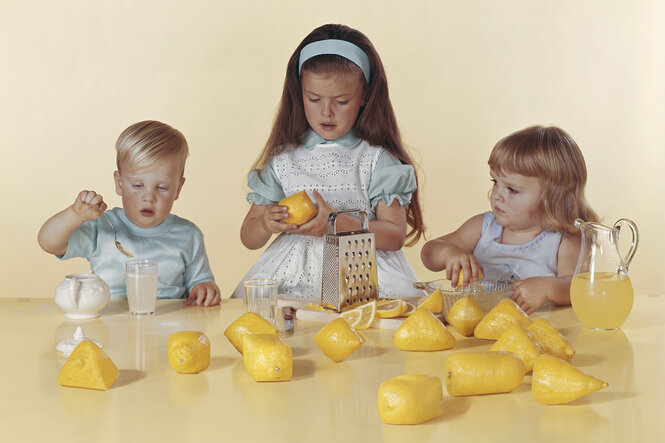Ein künstlerisches Bild zeigt Kinder mit Zitronen.