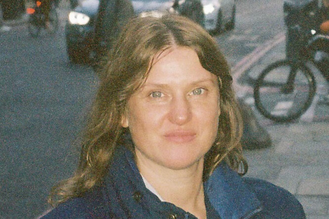 Joanne Robertson auf einer Straße. Das Foto wirkt ein bisschen so, als wäre es mit Überwachungskamera aufgenommen.