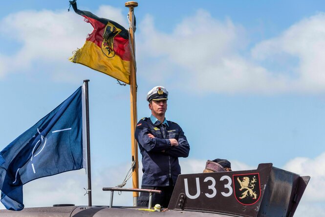 UBoot Kapitän auf seiner Kanzel