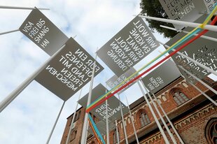 Metalplatten als schwebende Installation gen Himmelblickend