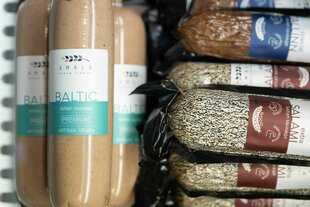 Verschiedene Wurstprodukte aus Seitan liegen in einer "veganen Fleischerei" zur Neueröffnung in der Auslage