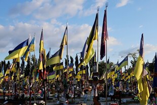 Fahnen auf einem Soldatenfriedhof bei Kyiv
