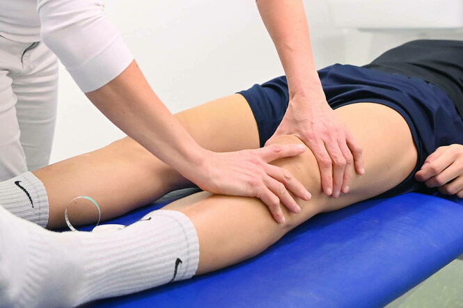 Ein Knie wird untersucht