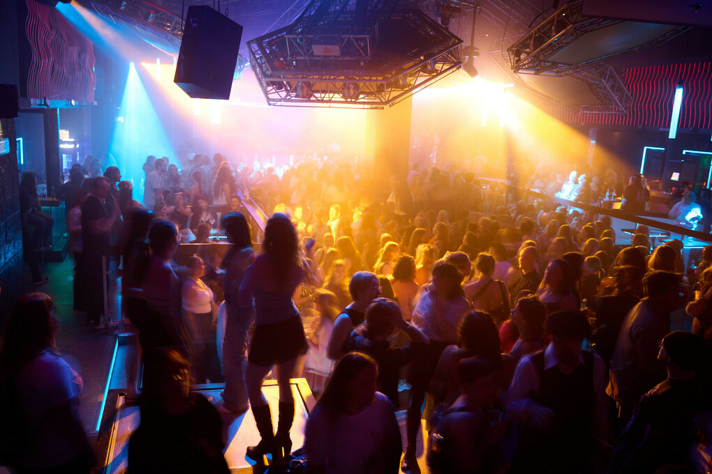 Tanzende in einer Disco