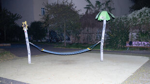 Blick auf einen Spielplatz in der Dunkelheit.